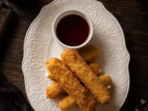 Сырные палочки с ягодным соусом