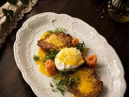 Оладьи из кабачков с яйцом пашот и сёмгой