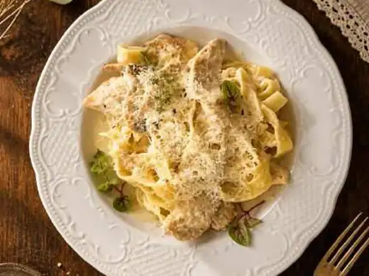 Паста феттучини с курицей и грибами